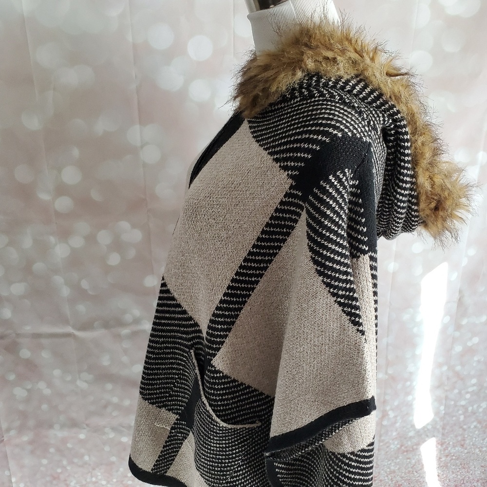 NWT Hooded Faux Fur Plaid Sweater Poncho - Picture 5 of 7